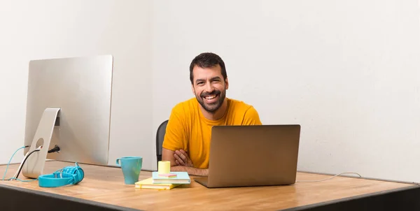 Hombre Trabajando Con Laptot Una Oficina Manteniendo Los Brazos Cruzados — Foto de Stock