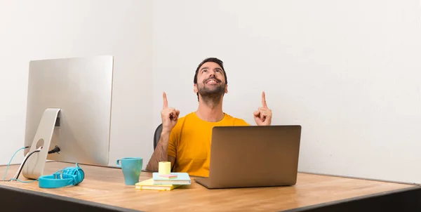 Hombre Trabajando Con Laptot Una Oficina Señalando Con Dedo Índice —  Fotos de Stock