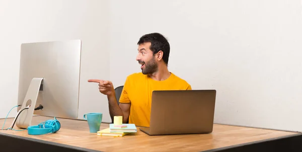 Hombre Trabajando Con Laptot Una Oficina Apuntando Con Dedo Hacia — Foto de Stock