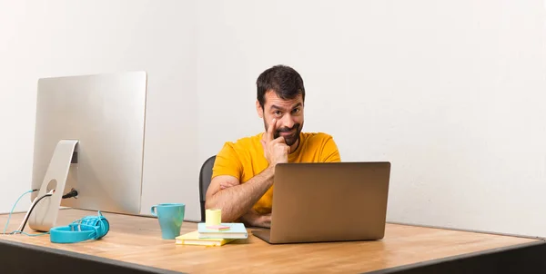 Hombre Trabajando Con Laptot Una Oficina Mirando Frente —  Fotos de Stock