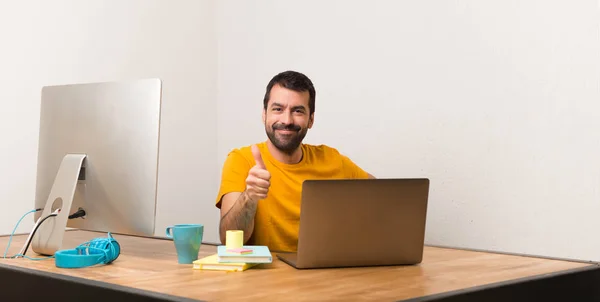 Homem Trabalhando Com Laptot Escritório Dando Gesto Polegar Para Cima — Fotografia de Stock