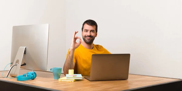 Hombre Trabajando Con Laptot Una Oficina Mostrando Signo Con Los —  Fotos de Stock