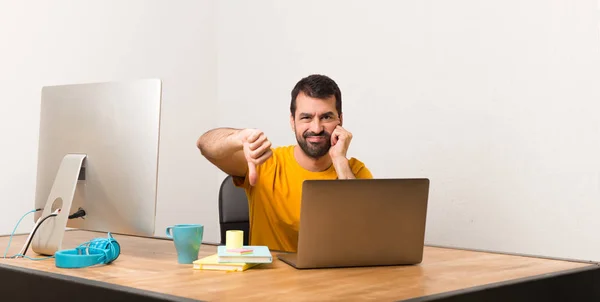 Hombre Trabajando Con Laptot Una Oficina Mostrando Pulgar Hacia Abajo —  Fotos de Stock