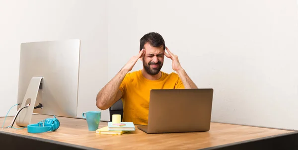 Muži Kteří Pracují Laptot Kanceláři Nešťastný Frustrovaný Něčím — Stock fotografie