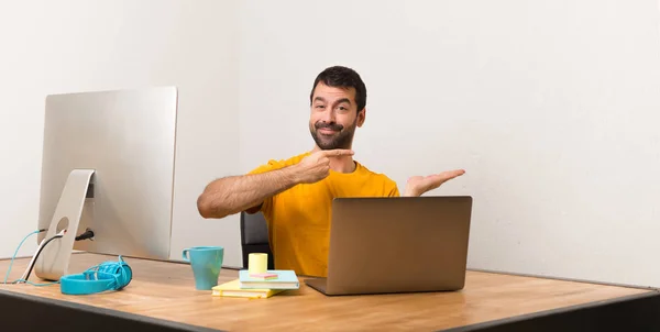 Hombre Trabajando Con Laptot Una Oficina Con Espacio Copia Imaginario —  Fotos de Stock