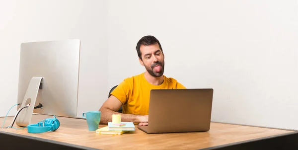 Homme Travaillant Avec Laptot Dans Bureau Montrant Langue Caméra Ayant — Photo