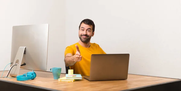 Mężczyzna Pracujący Laptot Biurze Drżenie Rąk Zamykania Dobrą Ofertę — Zdjęcie stockowe