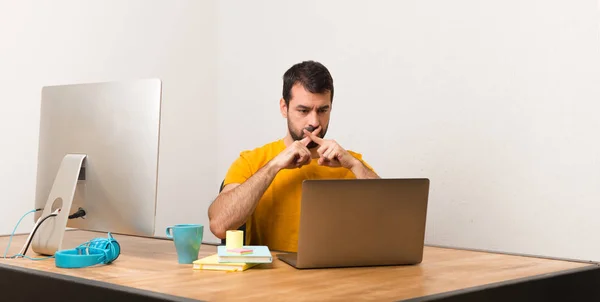 Чоловік Працює Ноутбуком Офісі Показуючи Знак Жесту Мовчання — стокове фото