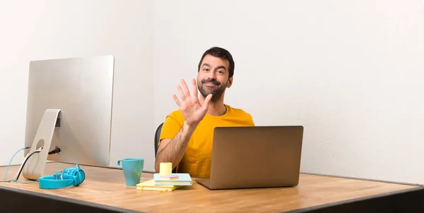 Hombre Trabajando Con Laptot Una Oficina Contando Cinco Con Los — Foto de Stock