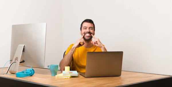 Hombre Trabajando Con Laptot Una Oficina Sonriendo Con Una Expresión — Foto de Stock