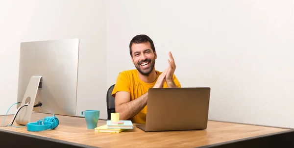 Hombre Trabajando Con Laptot Una Oficina Aplaudiendo Después Presentación Una — Foto de Stock