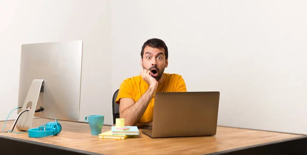 Hombre Trabajando Con Laptot Una Oficina Sorprendido Sorprendido Mientras Mira — Foto de Stock