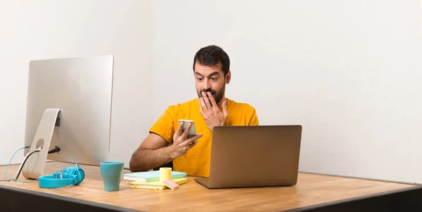 Чоловік Працює Ноутбуком Офісі Розмовляючи Мобільним — стокове фото