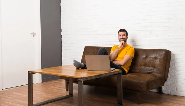 Homme Avec Son Ordinateur Portable Dans Une Pièce Souriant Regardant — Photo