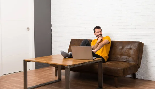 Man Met Zijn Laptop Een Kamer Zoek Naar Kant Met — Stockfoto