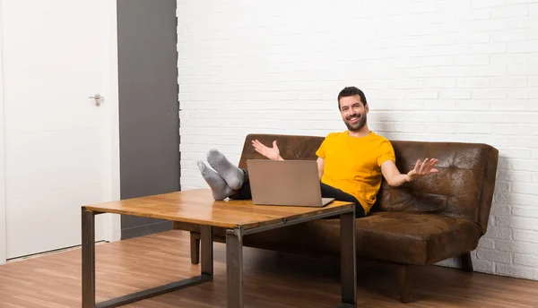 Homme Avec Son Ordinateur Portable Dans Une Chambre Fier Satisfait — Photo