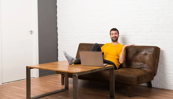 Man Met Zijn Laptop Een Kamer Copyspace Imaginaire Houden Palm — Stockfoto