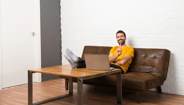 Homme Avec Son Ordinateur Portable Dans Une Pièce Montrant Levant — Photo