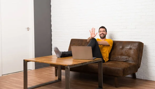 Man Met Zijn Laptop Een Ruimte Die Vijf Met Vingers — Stockfoto