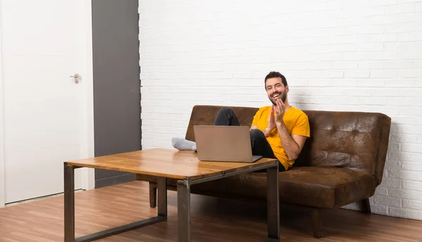 Homme Avec Son Ordinateur Portable Dans Une Salle Applaudir Après — Photo