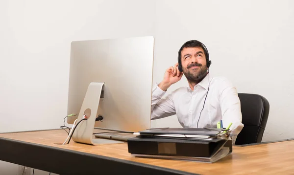 Hombre Telemarketer Una Oficina Pensando Una Idea Mientras Rasca Cabeza —  Fotos de Stock