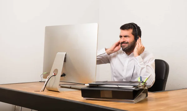 Telemarketer Adam Elleriyle Kulaklarını Kapsayan Bir Ofiste Hayal Kırıklığı Ifade — Stok fotoğraf