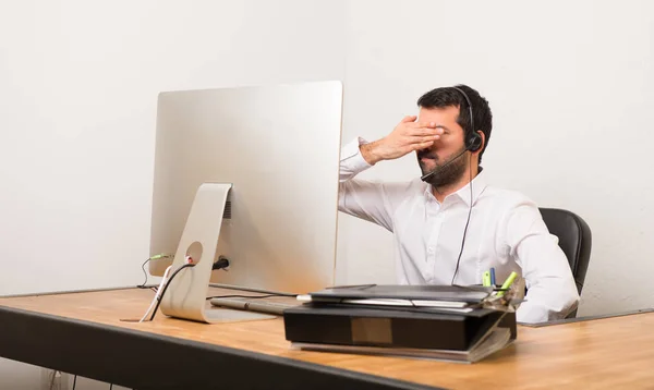 Homem Telemarketer Escritório Que Cobre Olhos Por Mãos Não Quero — Fotografia de Stock