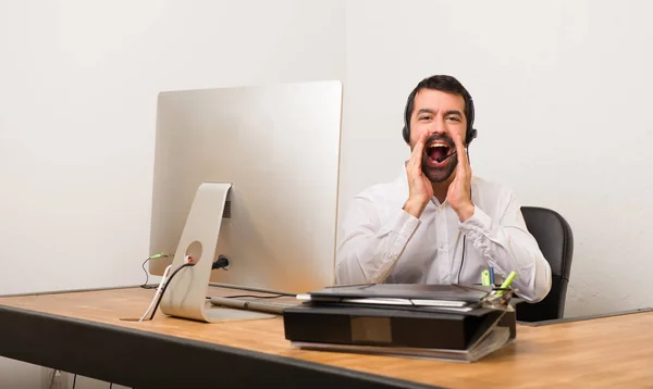 Telemarketer Homem Escritório Gritando Anunciando Algo — Fotografia de Stock