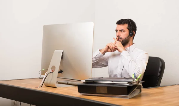 Telemarketer Homem Escritório Mostrando Sinal Gesto Silêncio — Fotografia de Stock