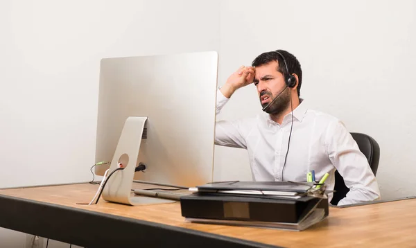 Telemarketer Homem Escritório Com Expressão Cansada Doente — Fotografia de Stock