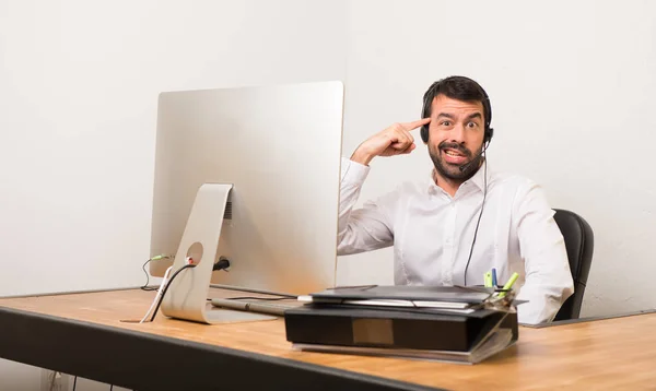 Télévendeur Homme Dans Bureau Faisant Geste Folie Mettre Doigt Sur — Photo