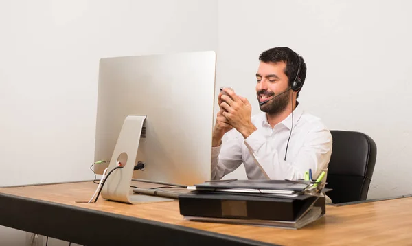 Hombre Telemarketer Una Oficina Hablando Con Móvil —  Fotos de Stock