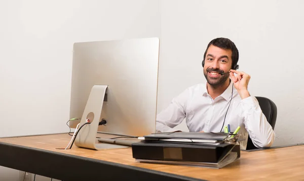 Bir Ofiste Telemarketer Adam — Stok fotoğraf