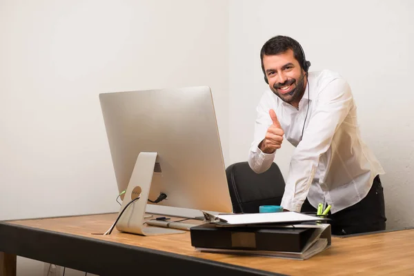 Bir Ofiste Telemarketer Adam — Stok fotoğraf