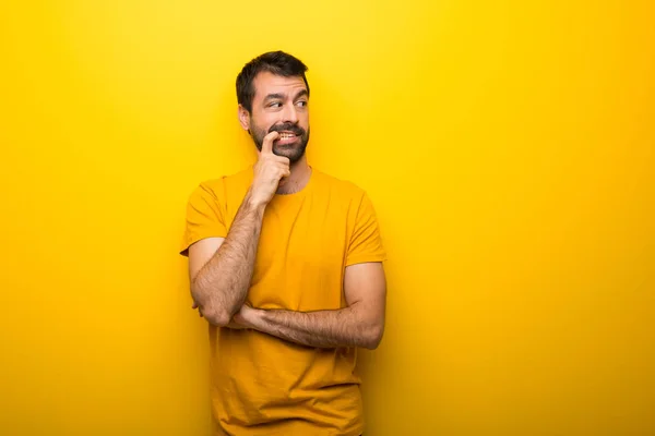 Muž Izolované Zářivé Žluté Barvy Pochybnosti Při Vyhledávání — Stock fotografie