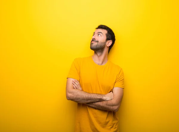 Homem Cor Amarela Vibrante Isolada Olhando Para Cima Enquanto Sorri — Fotografia de Stock