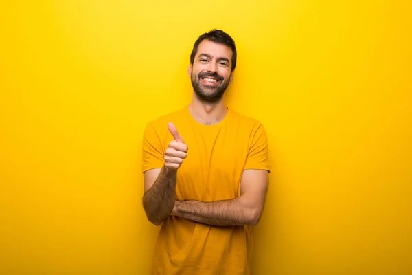 Mannen Isolerade Pulserande Gula Färg Ger Tummen Upp Gest Eftersom — Stockfoto