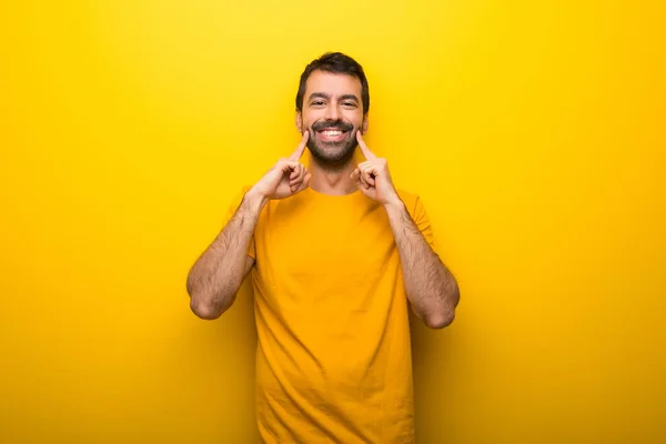 Muž Izolované Zářivé Žluté Barvy Úsměvem Výrazem Šťastné Příjemné — Stock fotografie