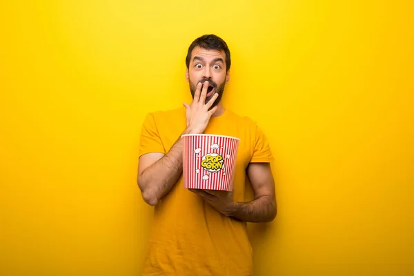 Mann Auf Isolierten Lebendigen Gelben Farbe Essen Popcorn — Stockfoto