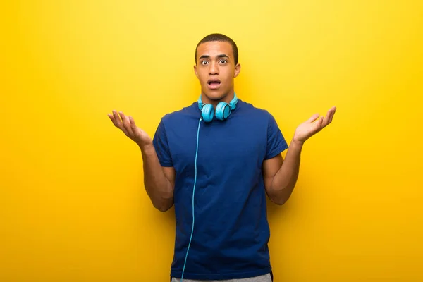 Uomo Afroamericano Con Shirt Blu Sfondo Giallo Con Dubbi Mentre — Foto Stock