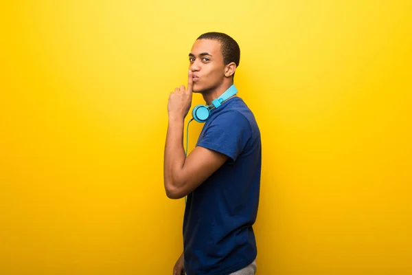 Uomo Afroamericano Con Shirt Blu Sfondo Giallo Che Mostra Segno — Foto Stock