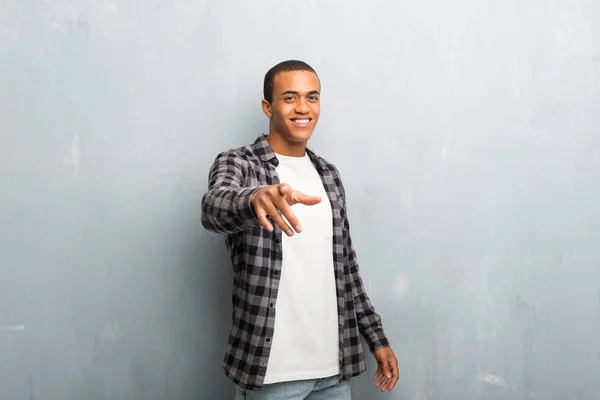 Jovem Afro Americano Com Camisa Quadriculada Aponta Dedo Para Você — Fotografia de Stock