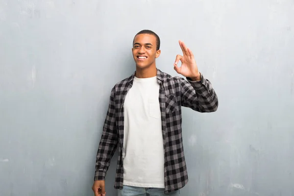 Kareli Gömlek Parmaklar Işaretiyle Gösterilen Genç Afro Amerikan Adamla — Stok fotoğraf
