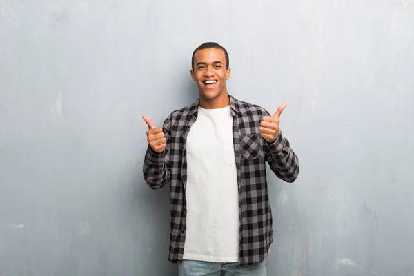 Jovem Afro Americano Com Camisa Xadrez Dando Gesto Polegar Para — Fotografia de Stock