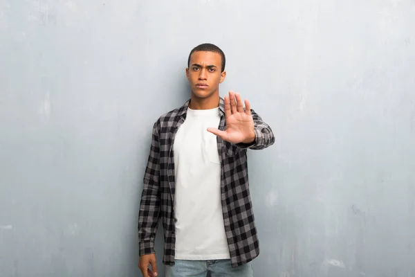 年轻的非洲裔美国男子格子衬衫做停止手势否认的情况 认为错误 — 图库照片