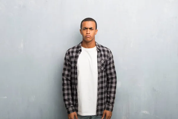 Unga Afroamerikanska Man Med Rutig Skjorta Med Ledsen Och Deprimerad — Stockfoto