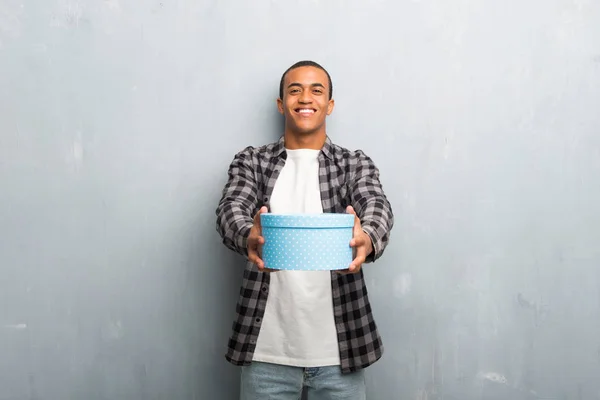 Junger Afrikanisch Amerikanischer Mann Mit Kariertem Hemd Der Geschenkboxen Den — Stockfoto