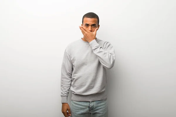 Uomo Afroamericano Sfondo Bianco Muro Che Copre Bocca Con Mani — Foto Stock