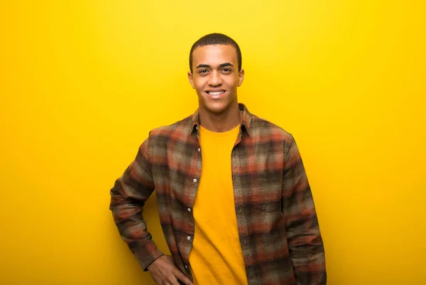 Junger Afrikanisch Amerikanischer Mann Auf Leuchtend Gelbem Hintergrund Posiert Mit — Stockfoto