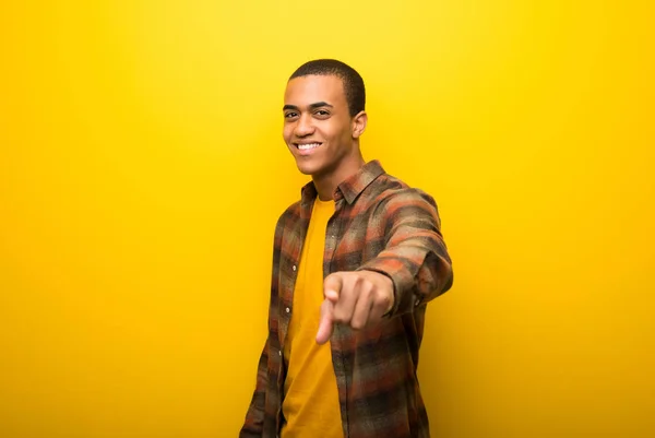 Junger Afrikanisch Amerikanischer Mann Auf Leuchtend Gelbem Hintergrund Zeigt Mit — Stockfoto